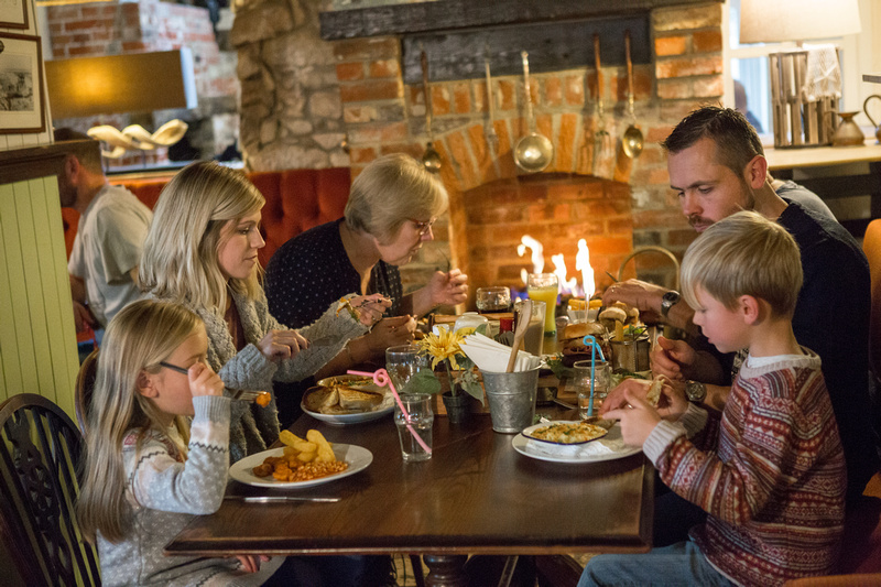 Family-in-a-pub-by-a-fire-on-the-Isle-of-Wight
